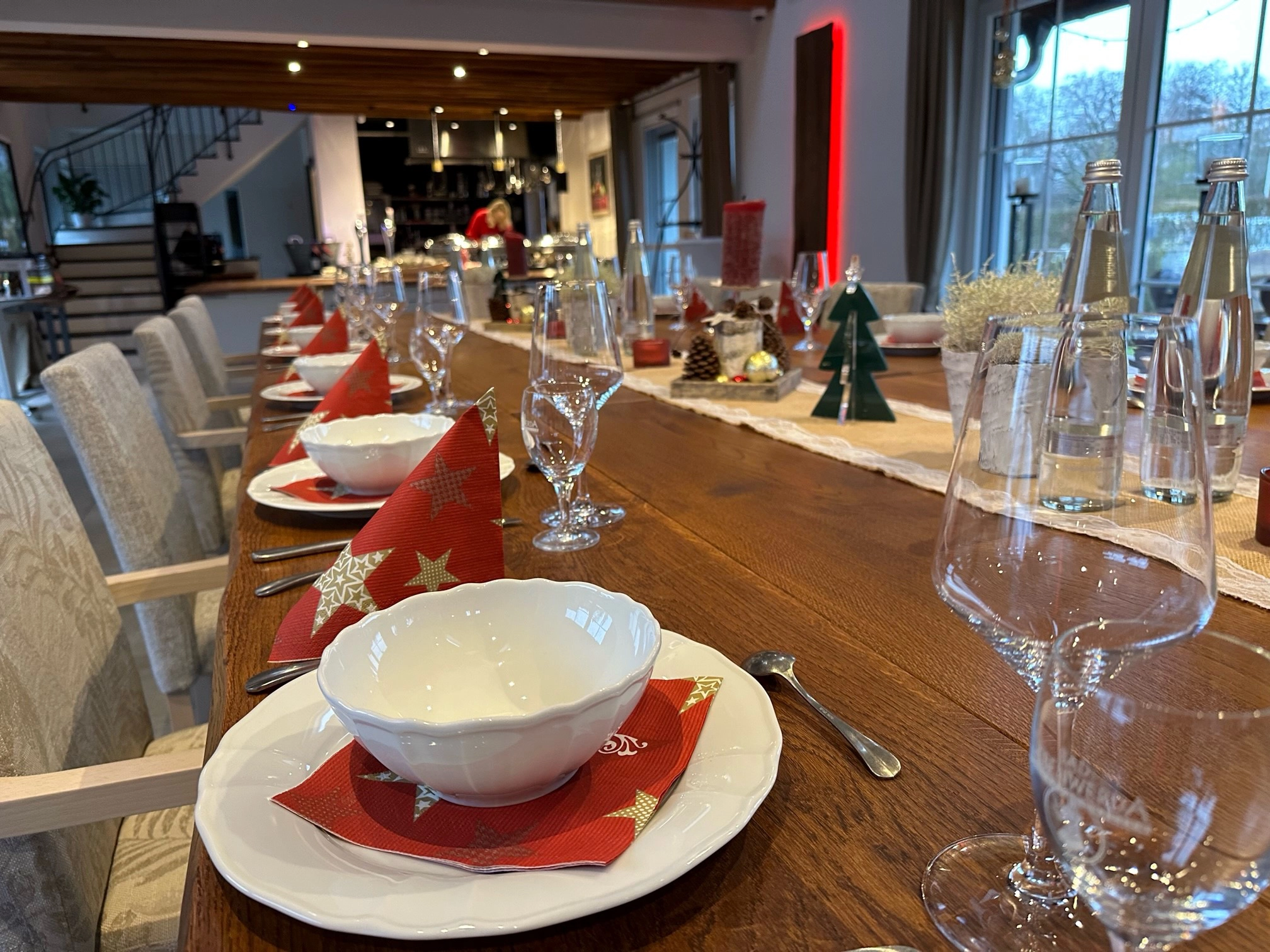 Festlich gedeckte Tafel für eine Weihnachtsfeier