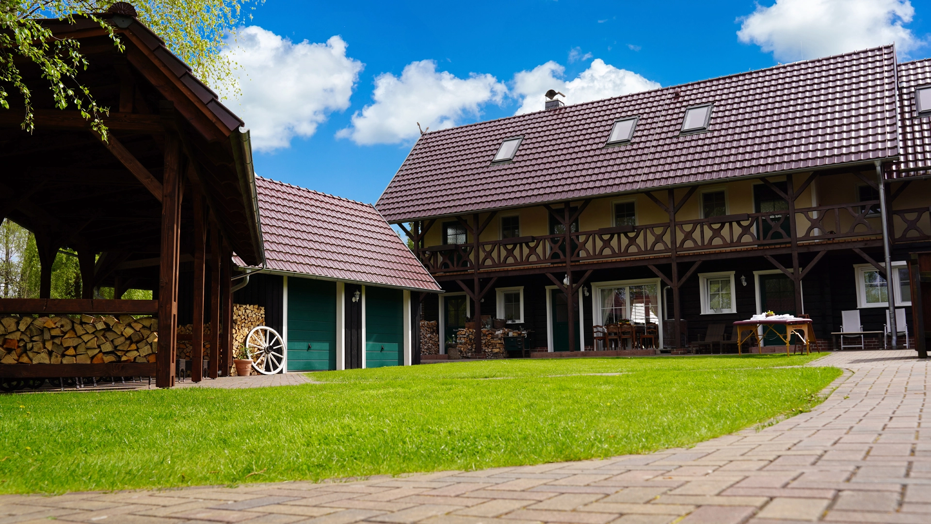Hotel Zum Schlangenkönig in Burg (Spreewald) – Gartenbereich direkt am Fließ